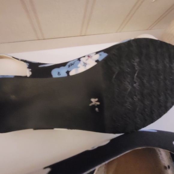 Soft Style Black and Blue Heels with Sleek Design - Picture 4 of 4